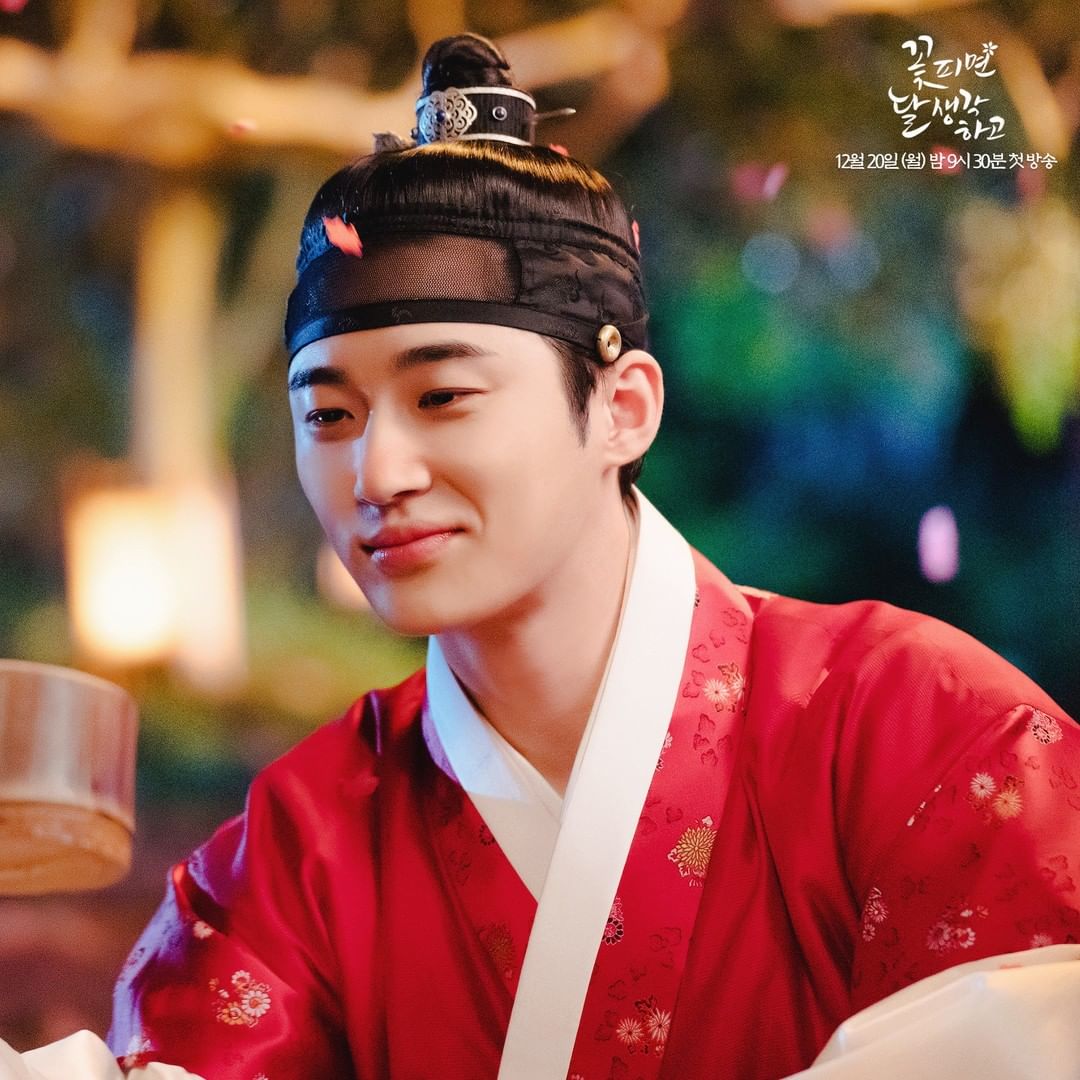 nonton streaming atau download drakorindo when flowers bloom, I think of the moon sub indo viu