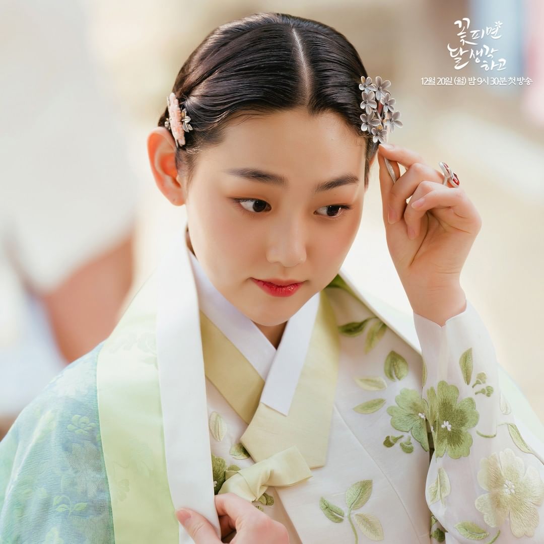 nonton streaming atau download drakorindo when flowers bloom, I think of the moon sub indo viu