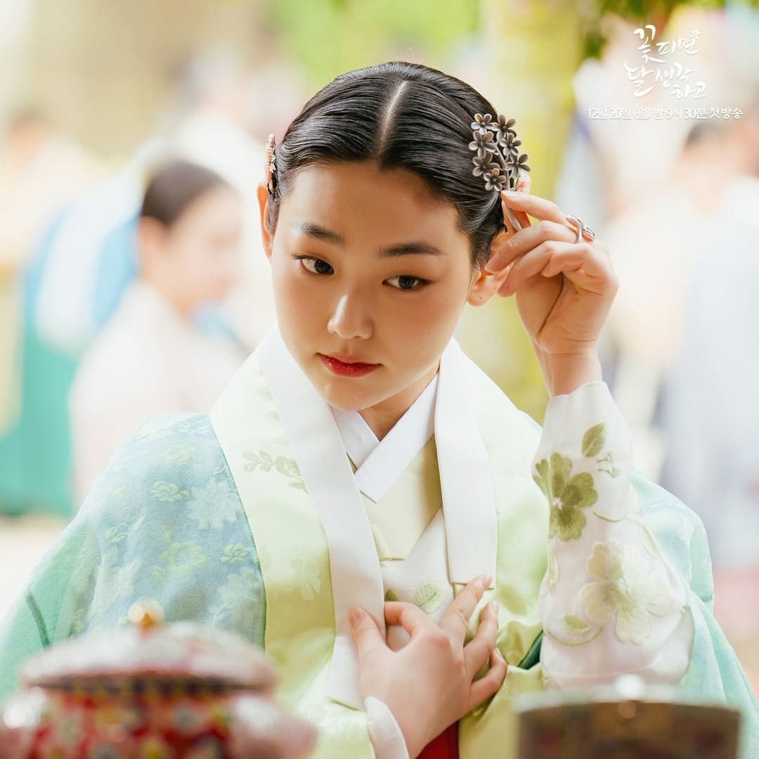 nonton streaming atau download drakorindo when flowers bloom, I think of the moon sub indo viu