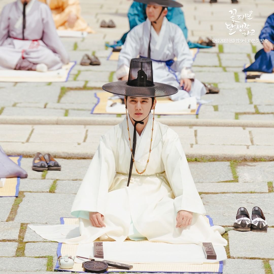 Yoo Seung Ho Tampil Karismatik saat Ujian di When Flowers Bloom, I