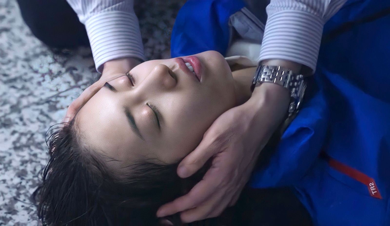 Глагол sleep. Человек в кровати мультяшный. Present simple or present continuous отличия. Идти в кровать. He спящий.