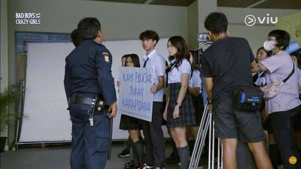 nonton streaming download bad boys vs crazy girls sub indo viu original