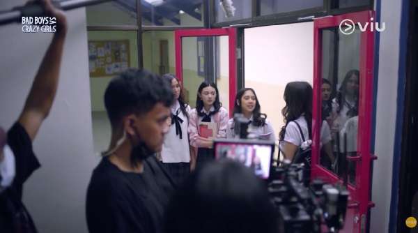 nonton streaming download bad boys vs crazy girls sub indo viu original