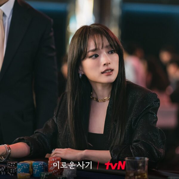 Chun Woo Hee Pancarkan Aura Femme Fatale Berbahaya di Delightfully