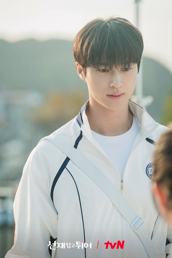 Preview Lovely Runner Episode 1 Byeon Woo Seok Terkejut dengan Pelukan Emosional Kim Hye Yoon Viu
