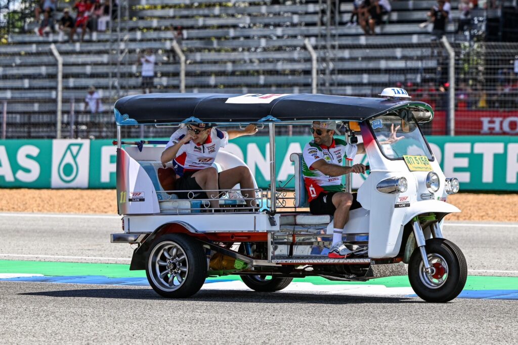 4 นักบิด Honda MotoGP ร่วมกิจกรรม Tuk Tuk GP โปรโมตซอฟท์เพาเวอร์ไทย