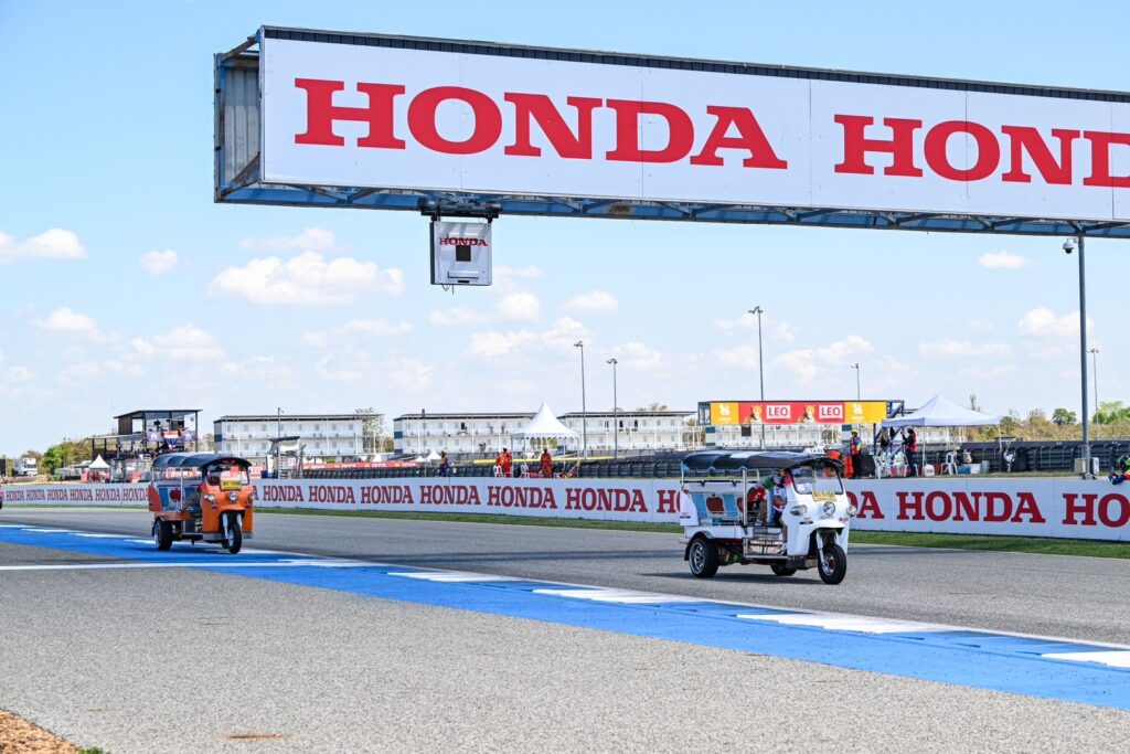 4 นักบิด Honda MotoGP ร่วมกิจกรรม Tuk Tuk GP โปรโมตซอฟท์เพาเวอร์ไทย