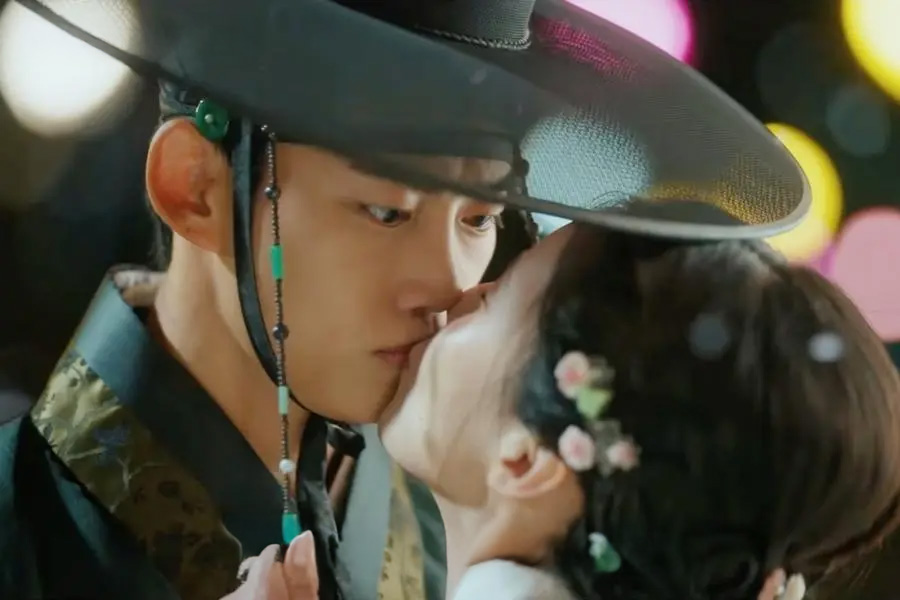 Seohyun as Cha Seon-chaek Ok Taec-yeon as Gyeongseong-gun The First Night With the Duke 남주의 첫날밤을 가져버렸다 Viu Kdrama Korean TV shows Korean series