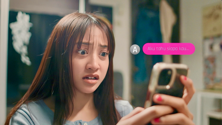 Nesa Idrus as Putri Jasmine shocked looking at phone Secrets at 17 Putri & Phrince Viu Malaysian Dramas Asian Series online TV shows
