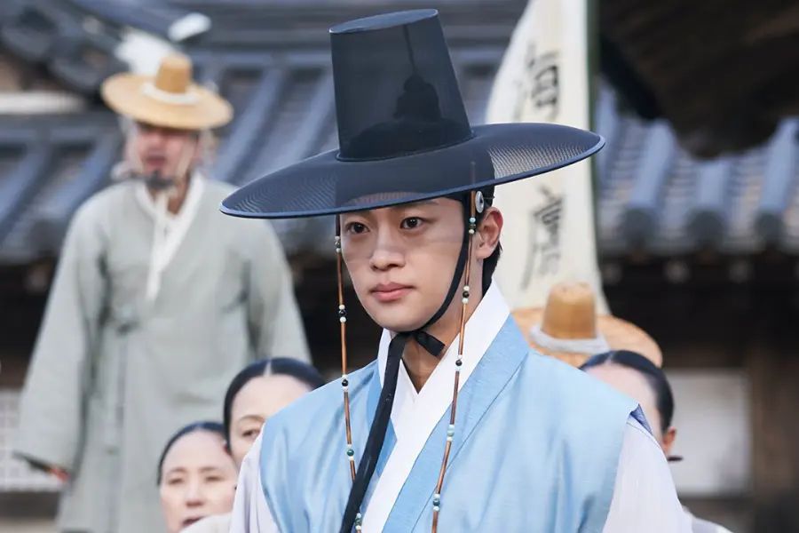 Lee Sin Young Prince Yi Un Moon River 이강에는 달이 흐른다 KDrama Viu Sageuk Korean Historical TV shows rom com fantasy romance
