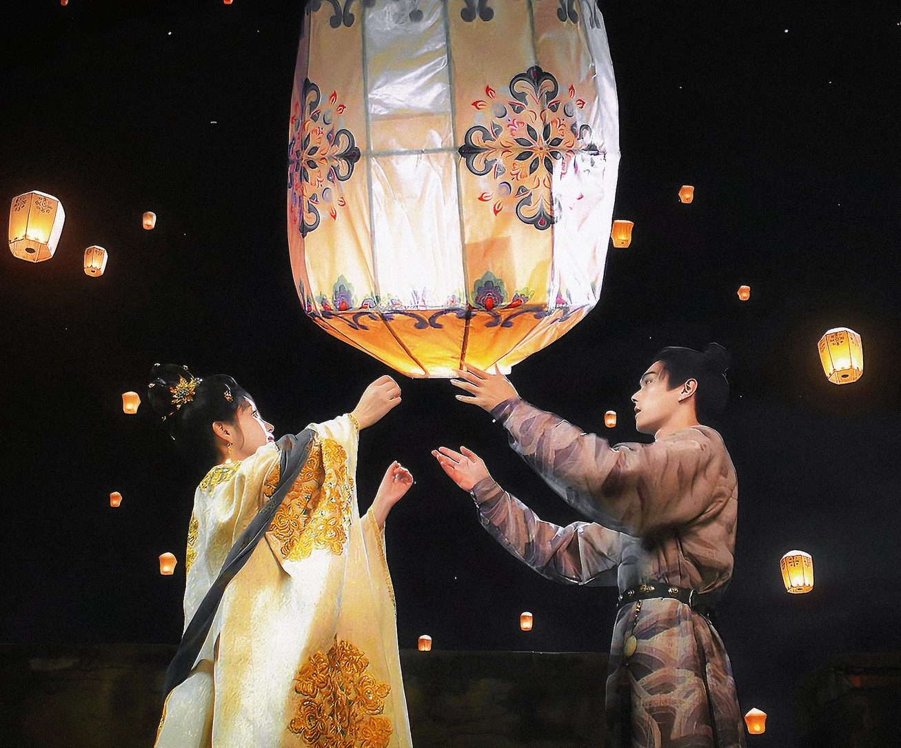 xu kai 许凯 as Mei Zhu Yu tian xiwei 田曦薇 as Wu Zhen Moonlit reunion 子夜归 Viu cdrama cdramas chinese fantasy dramas lanterns