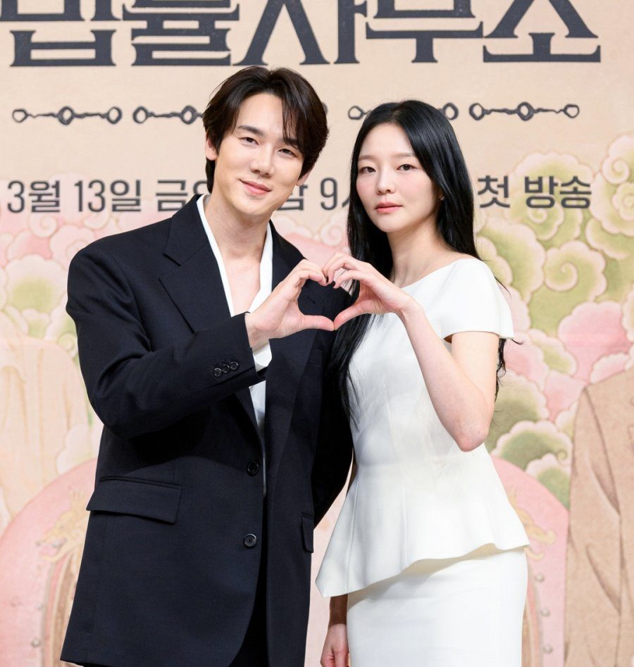 Yoo Yeon Seok as Sin I Rang Esom (Lee Som) as Han Na Hyeon Phantom Lawyer 신이랑 법률사무소 viu korean drama ghost horror dramas k drama legal dramas 1