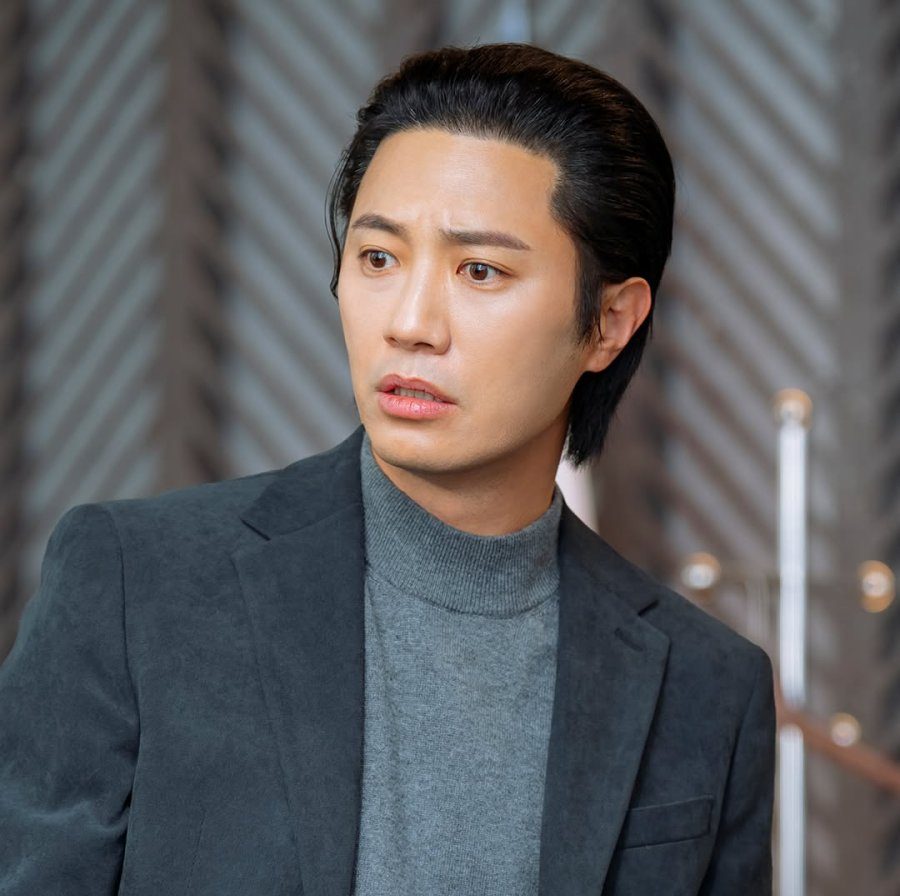 Jin Goo 신입사원 강회장 Reborn Rookie cast 新进社员姜会长 Korean Viu Original kdramas to watch Workplace Fantasy Mystery Rom com 2