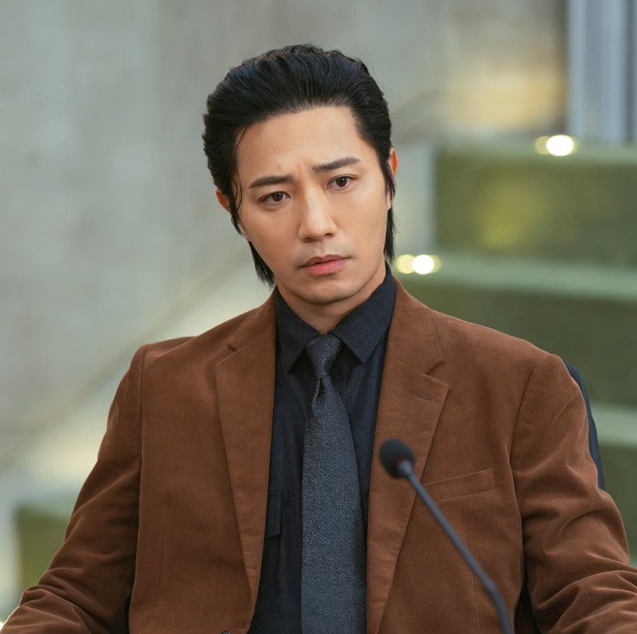 Jin Goo 신입사원 강회장 Reborn Rookie cast 新进社员姜会长 Korean Viu Original kdramas to watch Workplace Fantasy Mystery Rom com 4