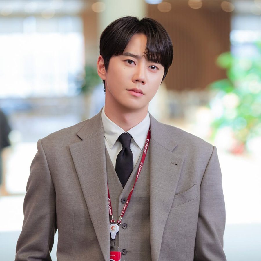Lee Jun Young 신입사원 강회장 Reborn Rookie 新进社员姜会长 Korean Viu Original kdramas to watch Workplace Fantasy Mystery Rom com cast 10