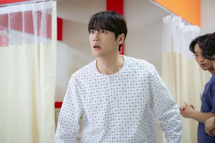 Lee Jun Young 신입사원 강회장 Reborn Rookie 新进社员姜会长 Korean Viu Original kdramas to watch Workplace Fantasy Mystery Rom com cast 4