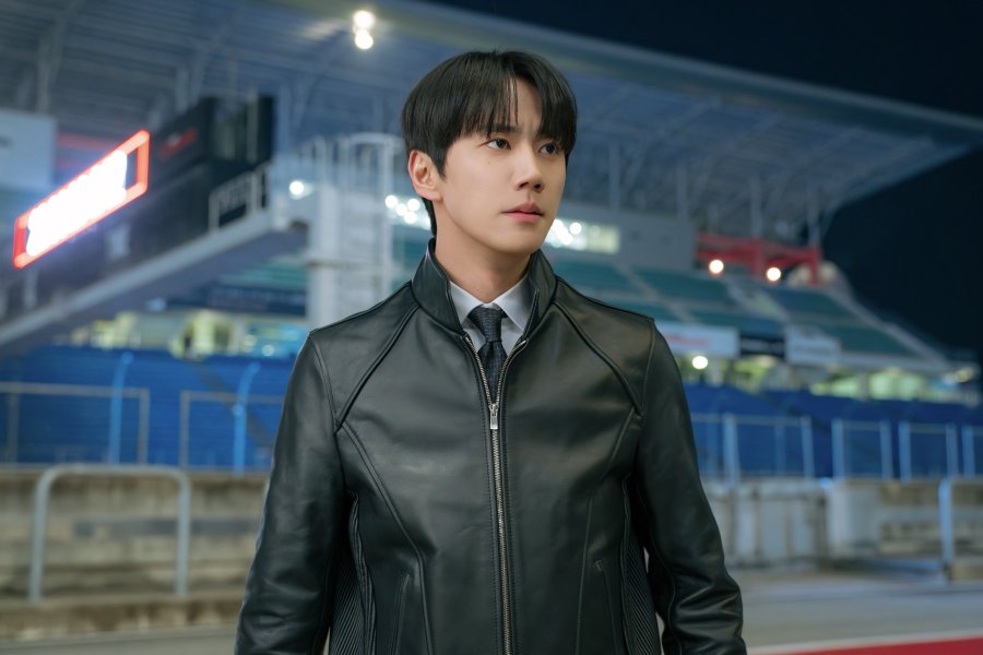 Lee Jun Young 신입사원 강회장 Reborn Rookie 新进社员姜会长 Korean Viu Original kdramas to watch Workplace Fantasy Mystery Rom com cast 5