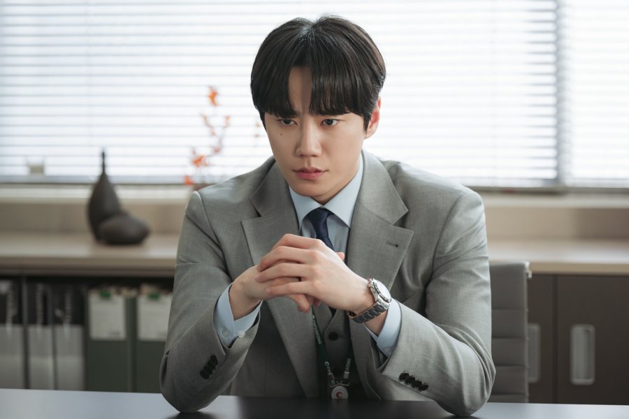Lee Jun Young 신입사원 강회장 Reborn Rookie 新进社员姜会长 Korean Viu Original kdramas to watch Workplace Fantasy Mystery Rom com cast 7