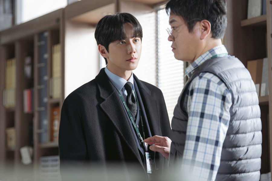 Lee Jun Young 신입사원 강회장 Reborn Rookie 新进社员姜会长 Korean Viu Original kdramas to watch Workplace Fantasy Mystery Rom com cast 8