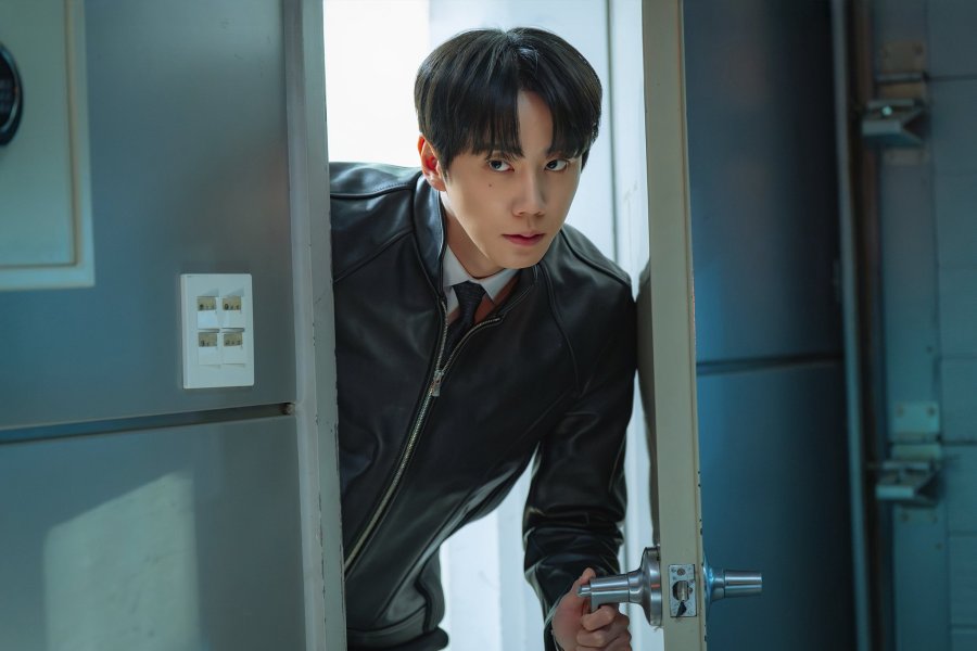 Lee Jun Young 신입사원 강회장 Reborn Rookie 新进社员姜会长 Korean Viu Original kdramas to watch Workplace Fantasy Mystery Rom com cast 9