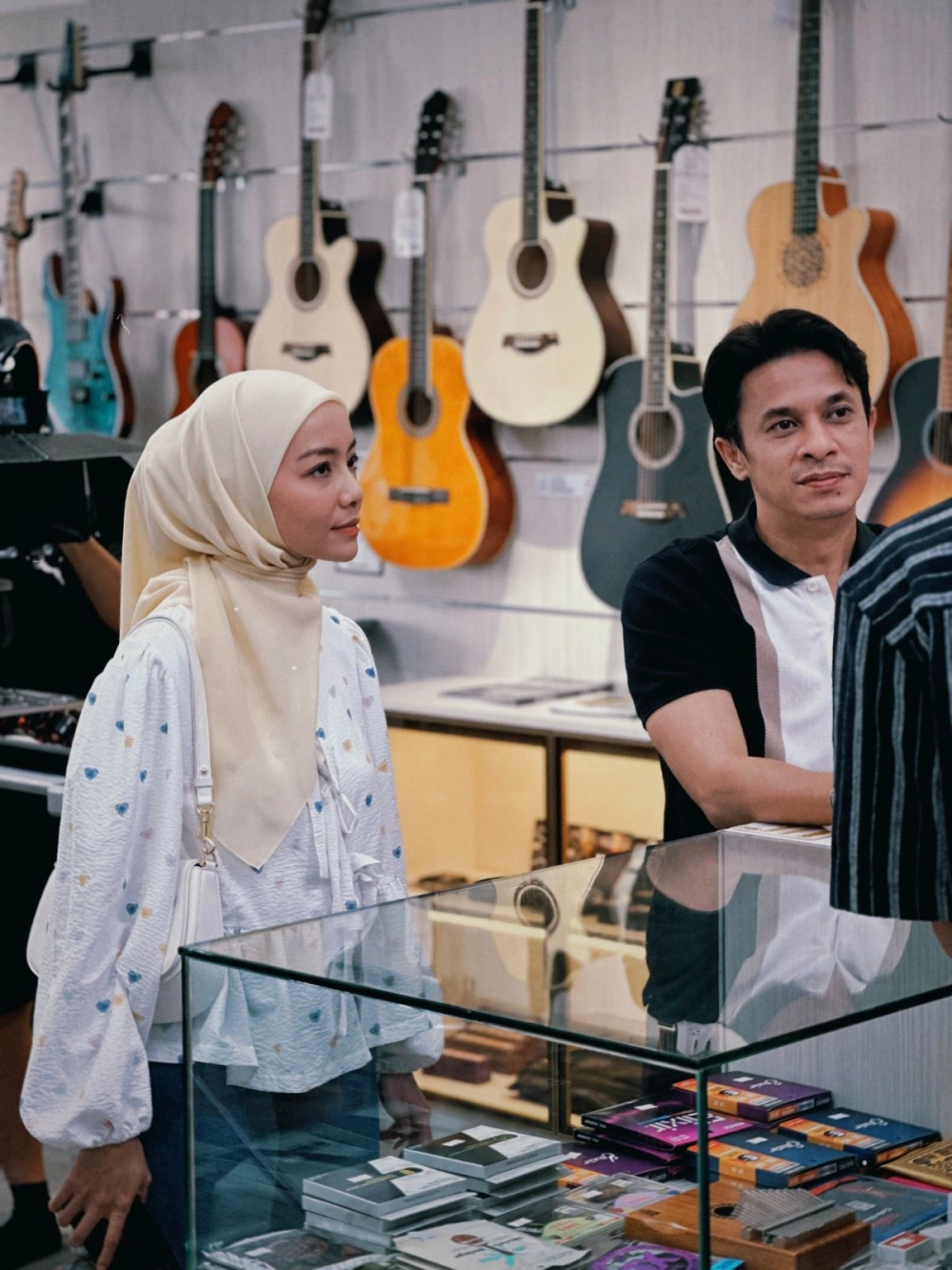 The Colour Of Us, Aku Pilih Pelangi Viu Original Malay Dramas Fresh Releases Romantic Drama Mira Filzah Zahiril Adzim music guitar