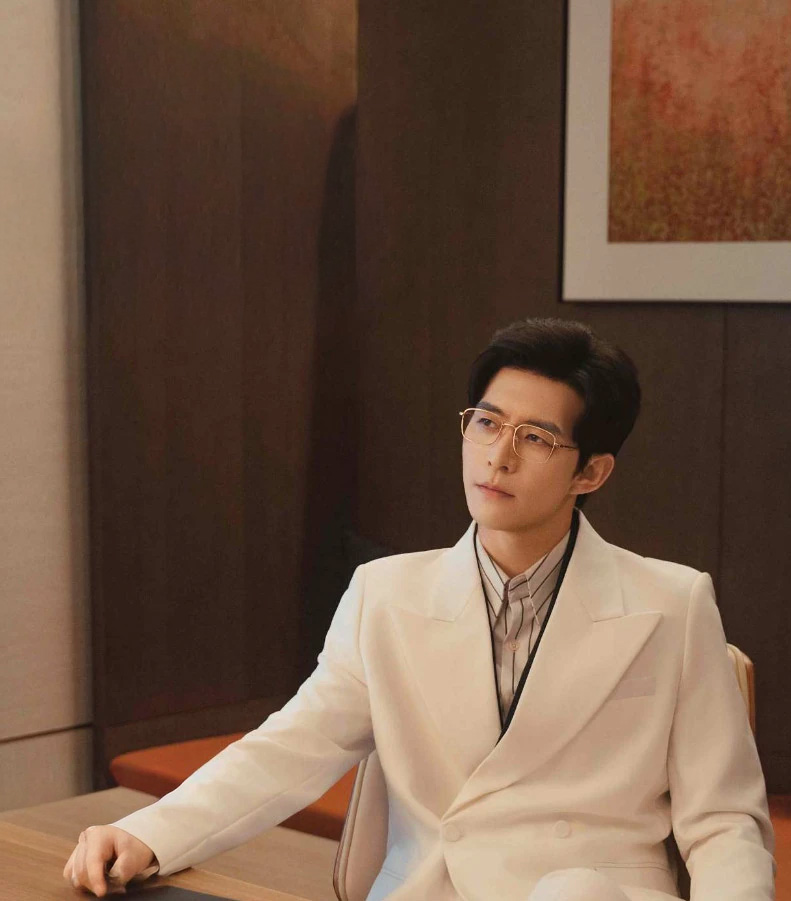 Waiting for the Parisian Breeze 等一场巴黎的风 暗潮 Zhao Ting Yi 赵廷义 Office Romance Contract Dating Slow Burn micro drama mini series vertical dramas mobile dramas 1