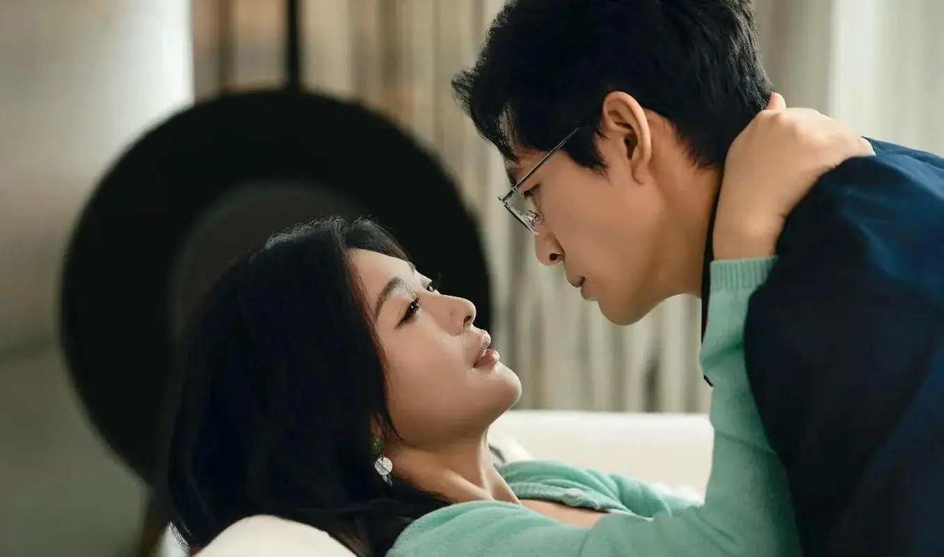 Waiting for the Parisian Breeze 等一场巴黎的风 暗潮 Zhong Xi Zhao Ting Yi 钟熙 赵廷义 Office Romance Contract Dating Slow Burn micro drama mini series vertical dramas mobile dramas 3