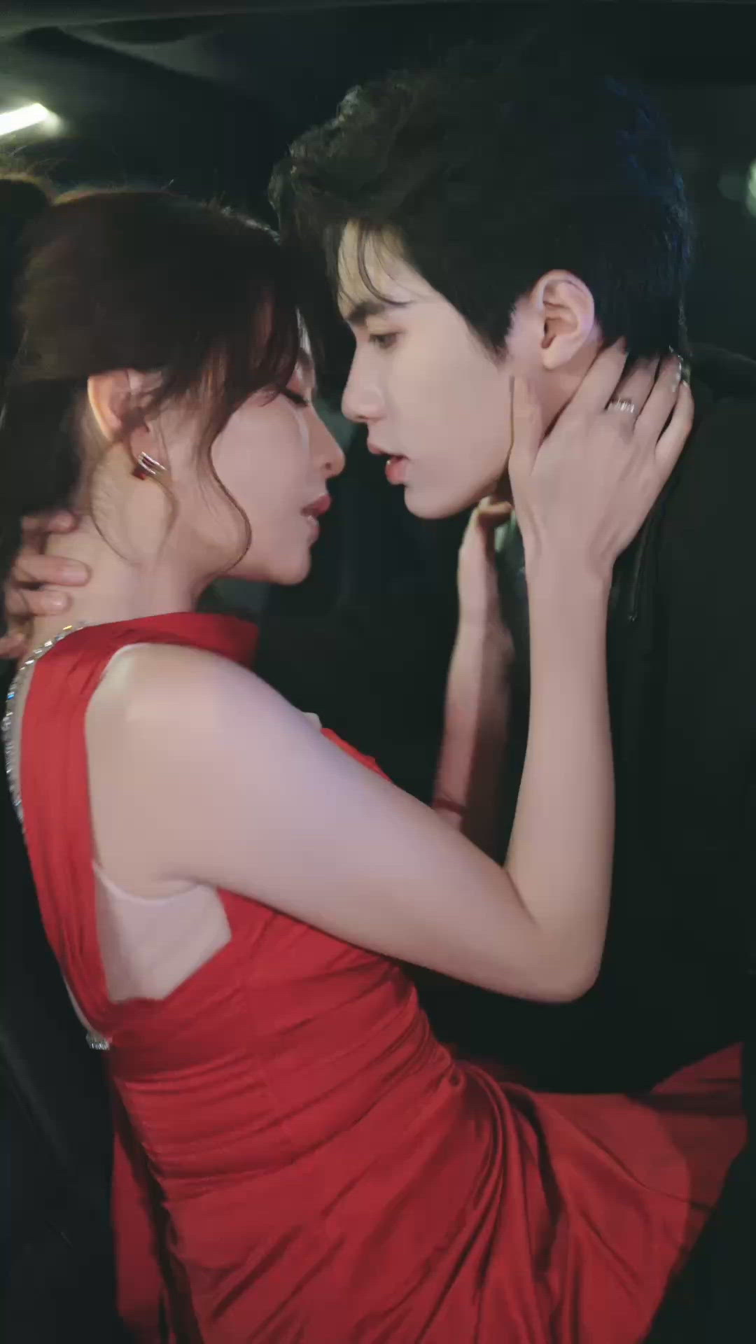 Yang Peng Cheng 杨鹏丞 Deng Ling Shu 邓灵枢 Love Beyond Order 秩序之外 Sci-fi Heart-tormenting Love Robot Viu Chinese micro dramas Duanju Vertical drama short dramas mobile drama mini series ep1