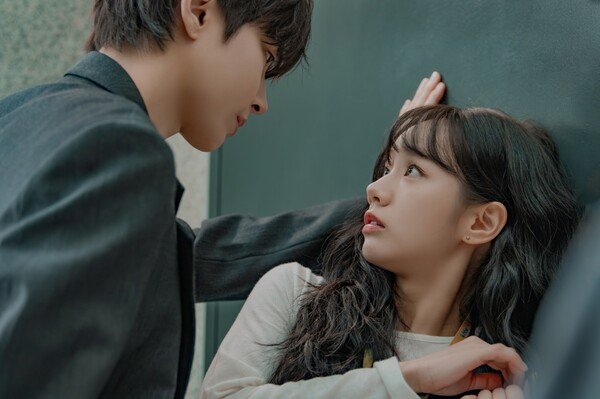 그대에게 드림 Dream To You 给你梦想 Viu Originals Kdramas rom com Hwang In Youp hold Lee Hye Ri Hyeri on wall