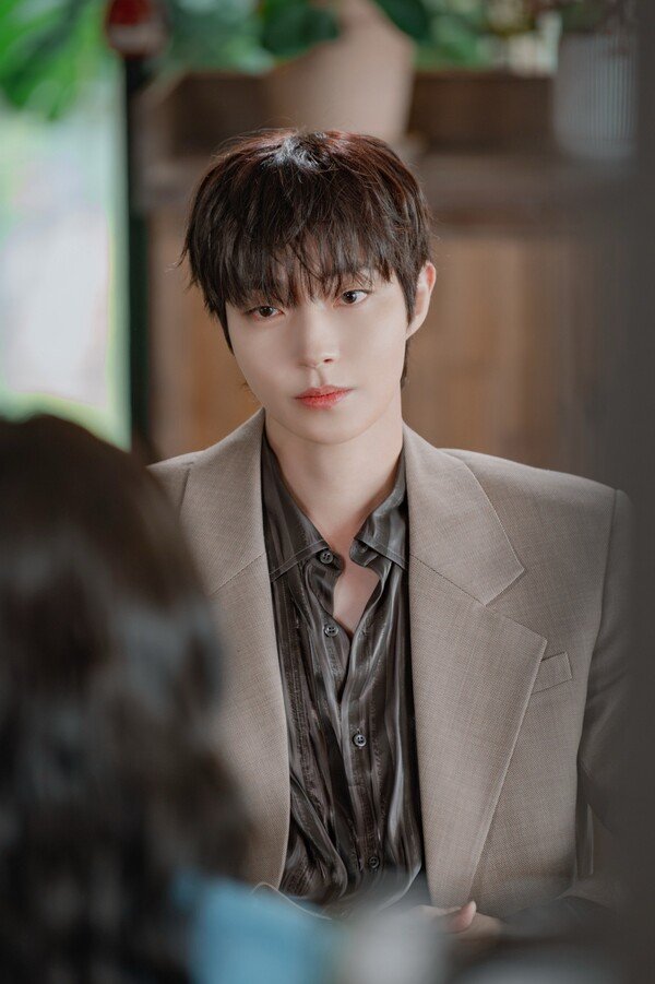 그대에게 드림 Dream To You 给你梦想 Viu Originals Kdramas rom com Hwang In Youp in brown suit