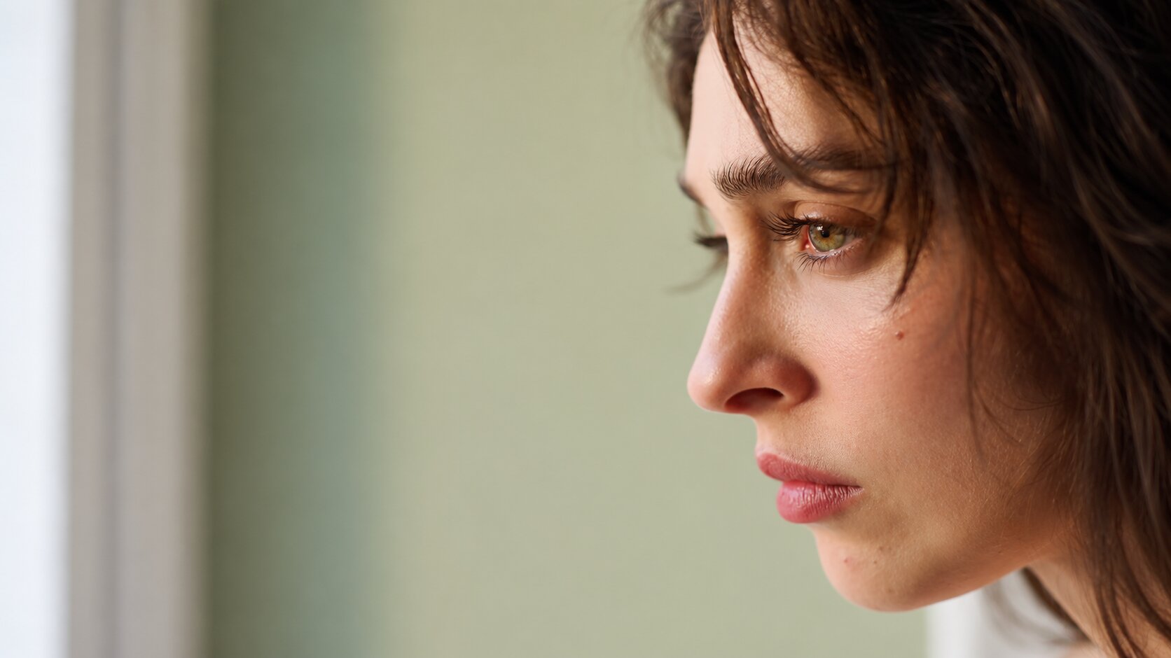 Emotional side profile close-up of Cemre Baysel as Zeynep Candan looking sad in Sins and Roses Season 2 (Güller ve Günahlar / Woroud Wa Thonoub).