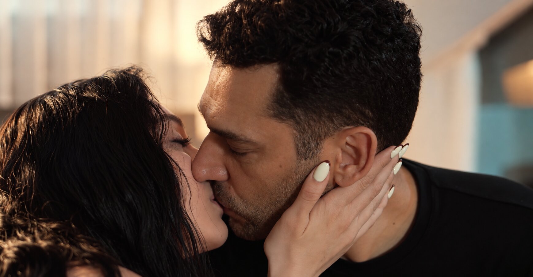 Romantic kiss between Murat Yıldırım as Serhat Tecer and Cemre Baysel as Zeynep Candan in Sins and Roses Season 2 (Güller ve Günahlar).
