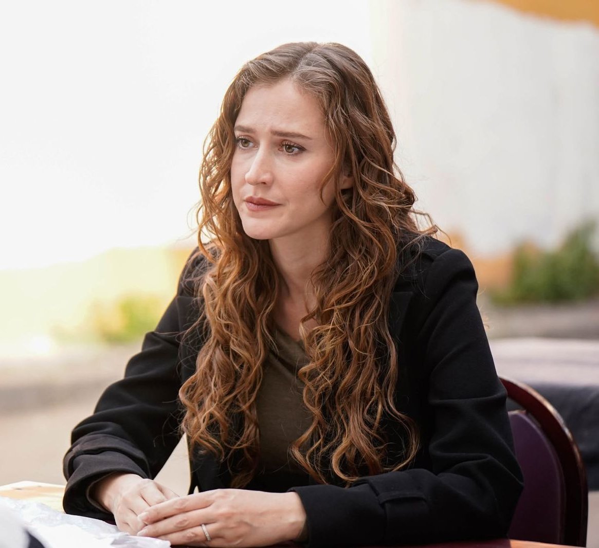Oya Unustası as Berrak sitting and looking somber with a concerned expression in Sins and Roses Season 2 (Güller ve Günahlar / Woroud Wa Thonoub).