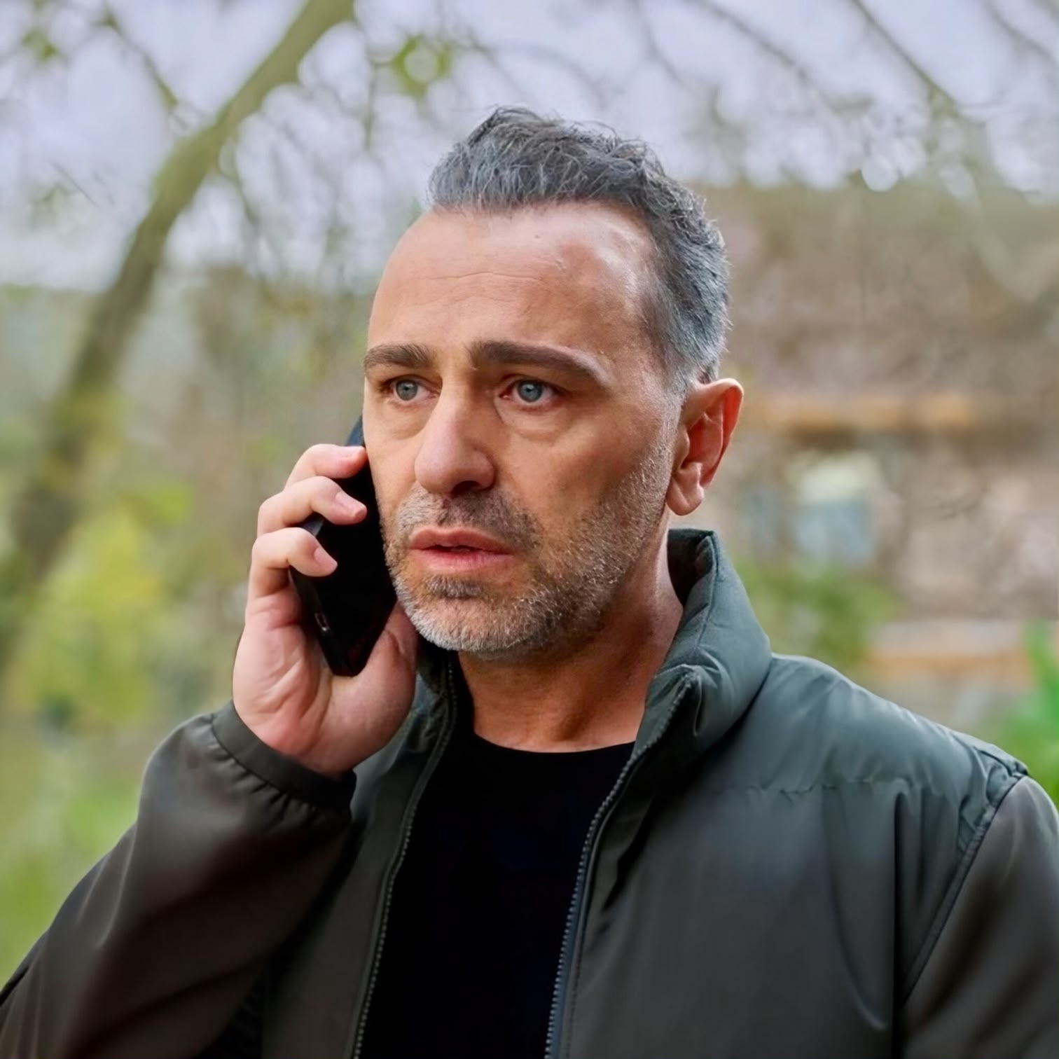 Serdar Orçin as Cihan Tecer making a serious phone call in Sins and Roses Season 2 (Güller ve Günahlar / Woroud Wa Thonoub).