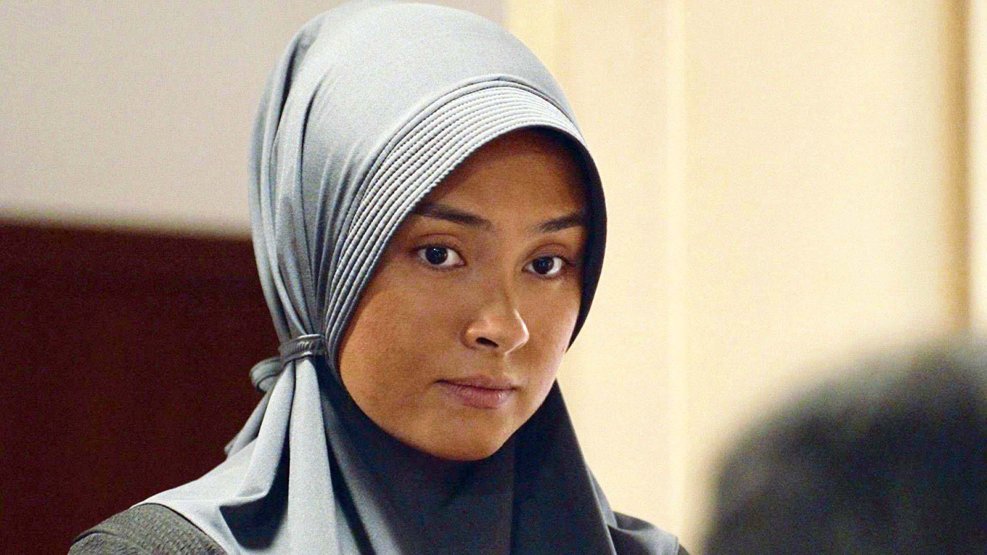 the-hidden-hand-ep-2-the-unwelcome-shadow 2The Hidden Hand Dia Perempuan Sialan